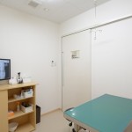 診察室：　個室なので逃走防止・感染防止・プライバシー保護に役立ちます．