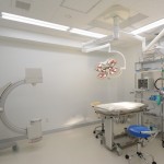 手術室：　手術中は多項目モニター機器に加え、麻酔担当のスタッフが心拍・呼吸等をチェックしています．